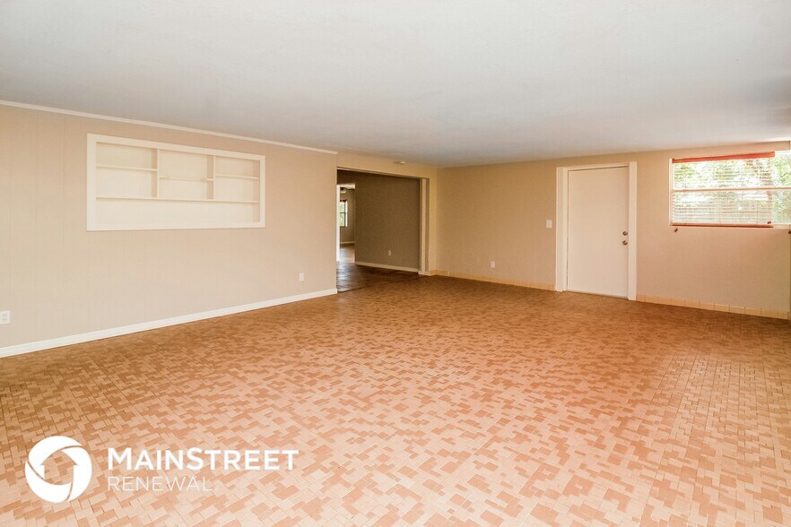 Building Photo - 1197 W Lakeview Cir