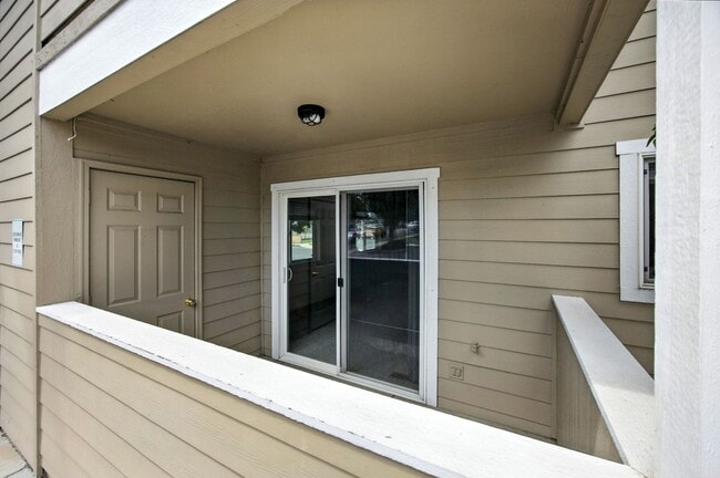 Building Photo - Comfortable 2-Bedroom 2-Bathroom Upstairs ...