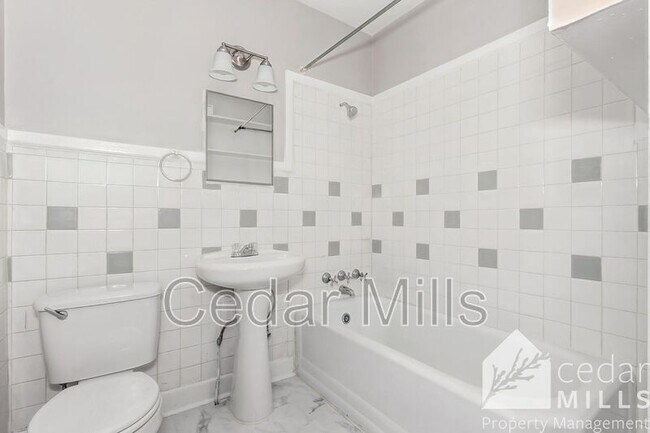 Building Photo - 405 N Hillside St