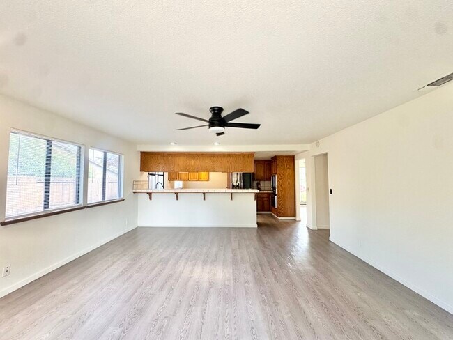 Building Photo - Stunning 3 bedroom 2.5 bathroom home in Folsom with large backyard