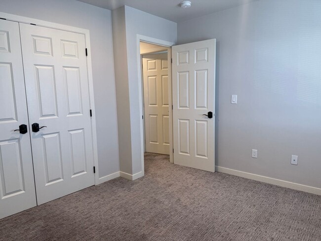 Building Photo - Stunning 4 Bedroom West Valley Townhome - $500 SPECIAL MOVE IN CREDIT