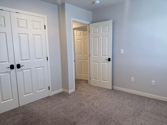 Building Photo - Stunning 4 Bedroom West Valley Townhome