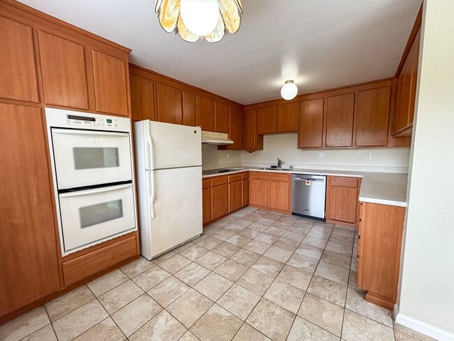 Building Photo - Updated 3BR Townhome in Forest Knolls with parking