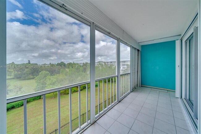 Building Photo - 950 Hillcrest Dr