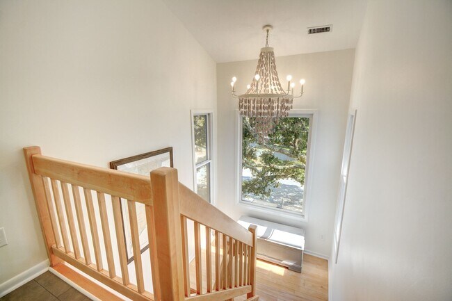 Building Photo - Seasonal Rental: Total Relaxation with Sou...