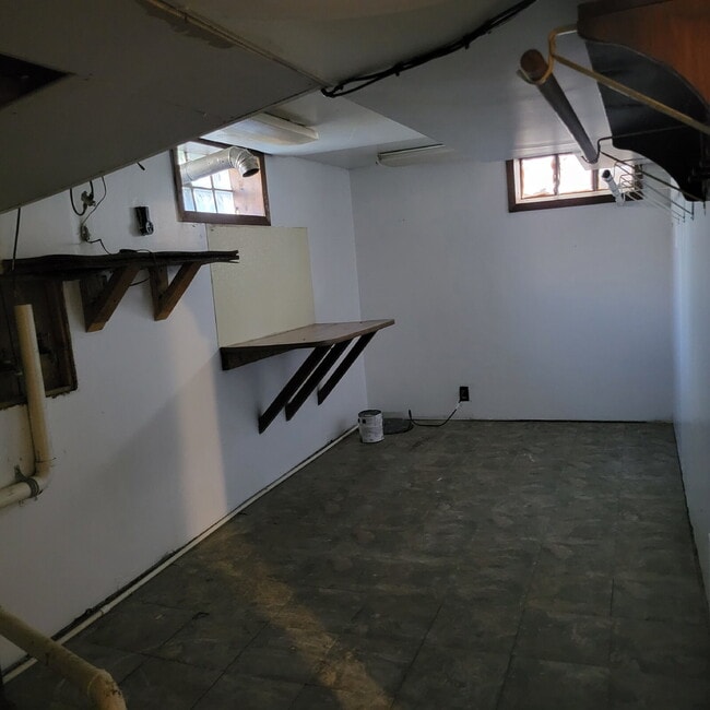 Building Photo - Highway to Home: Rent this 'Neighborly Oasis' 2 Bed/1 Bath with a Garage Bonus!