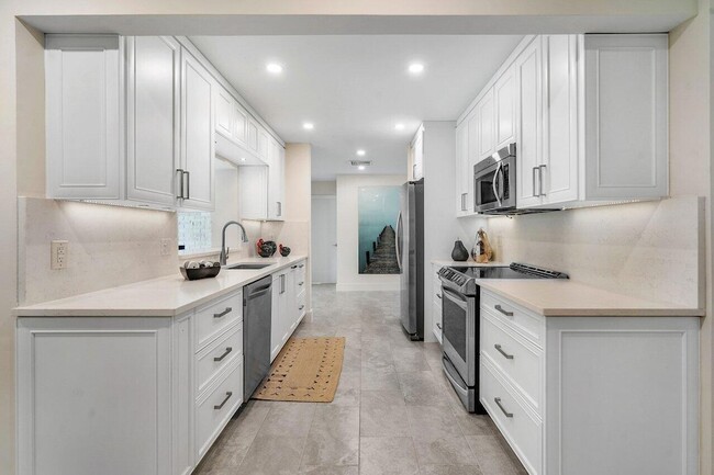 Building Photo - 2021 NW 3rd Ave