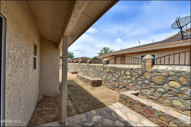 Building Photo - 683 Teichelkamp Dr