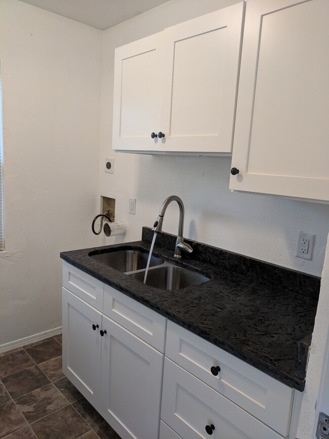 Building Photo - 3304 Phyllis St