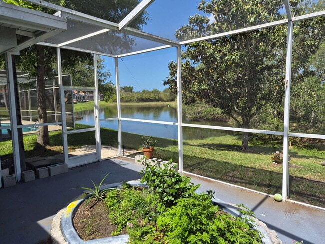 Building Photo - "Spacious 1732 Sq Ft 3-Bed, 2 Baths, in Tarpon Springs!"