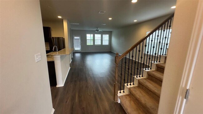 Building Photo - 129 Goldfinch Dr
