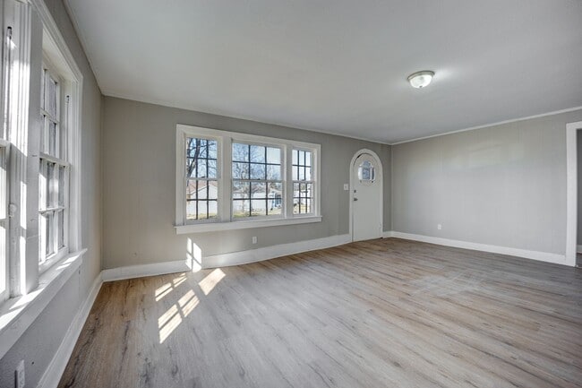 Building Photo - Freshly Updated House