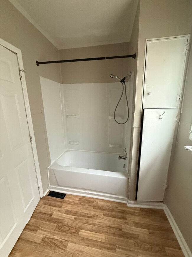 Building Photo - 2 Bed 1 Bath - Off Street Parking/Washer Dryer Hook Up!