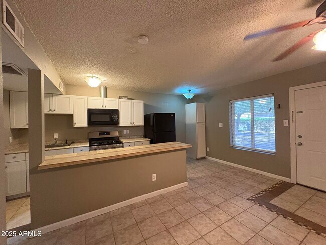 Building Photo - 2735 W Tuckey Ln