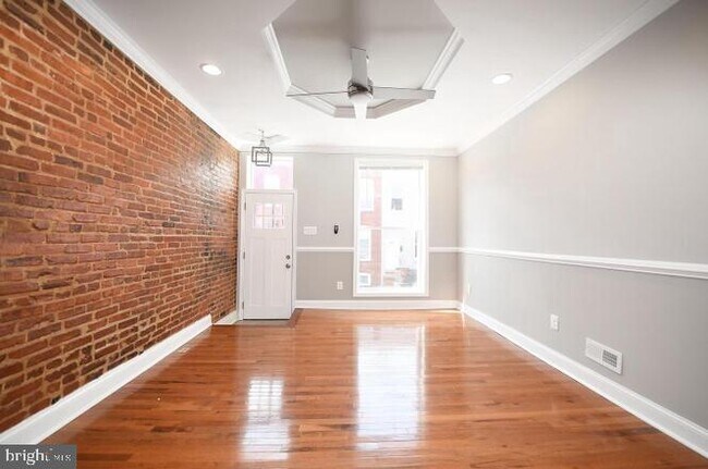 Building Photo - 2624 Llewelyn Ave