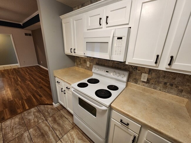Building Photo - Beautiful newer home with everything on main level in Seaman Schools