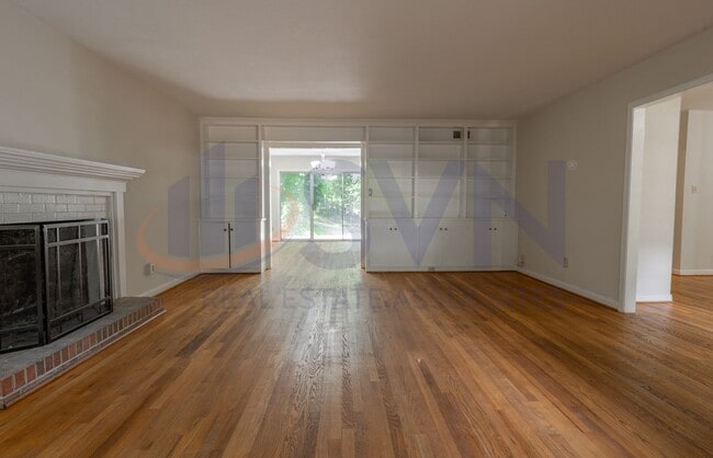 Building Photo - 6-Bedroom Home with Finished Basement. Com...