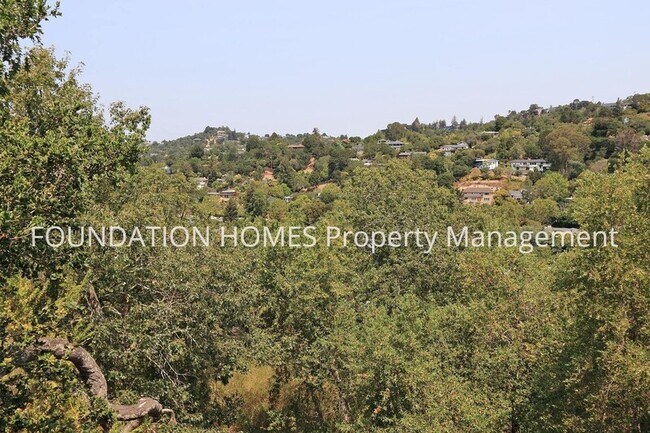 Building Photo - 629 Vía Casitas