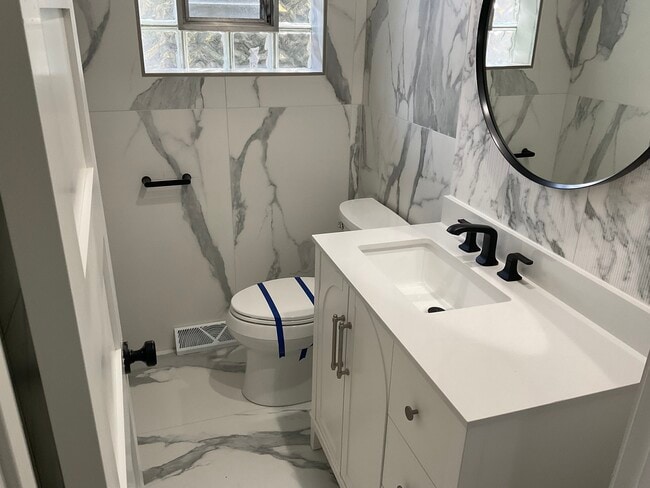 Building Photo - 566 N Howard Ave