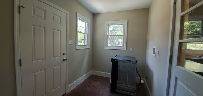 Building Photo - Haymount Charm Home