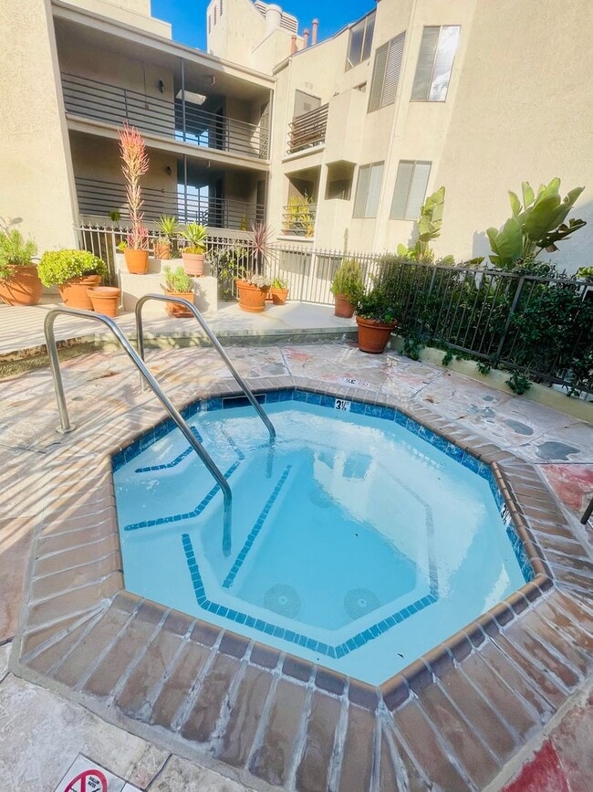 Building Photo - Two Masters Plus Loft Updated Condo in Long Beach