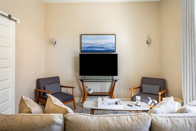 Building Photo - 212 SE A St