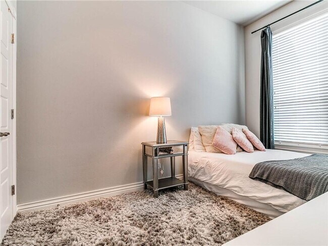 Building Photo - Beautiful home + Deer Creek Schools + 4 bedroom + 2.5 bathrooms