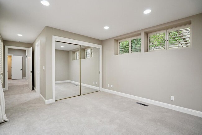 Building Photo - 651 Manresa Ln