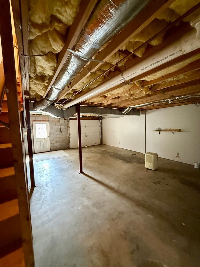 Building Photo - Two Bedroom Duplex with Garage and Storage / North Asheville