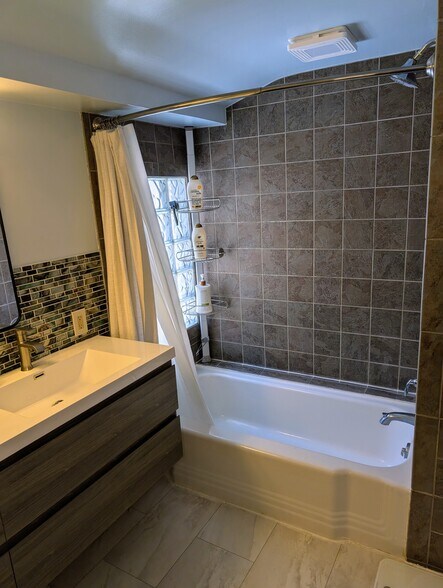 Primary bedroom - en suite bathroom - 2421 Upham St