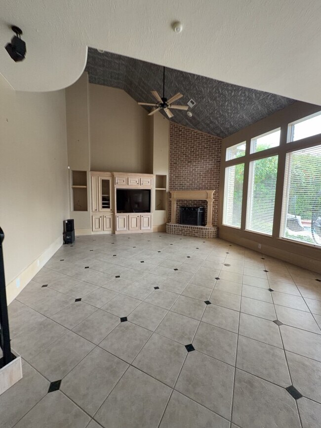Building Photo - 16410 Emilia Ct