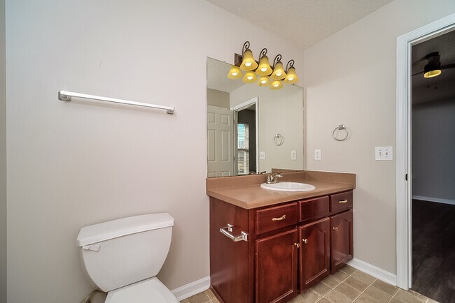 Building Photo - 467 Shady Ln