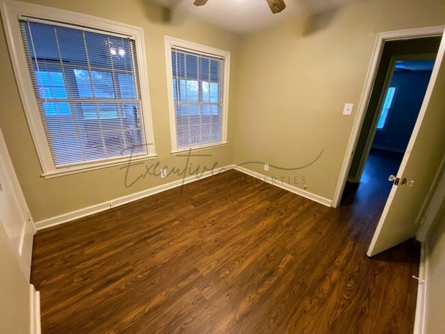 Building Photo - Well-Kept 3BR Home with Sunroom, Garage & Fenced Yard