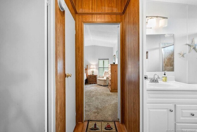 Building Photo - 7894 SE Saratoga Dr