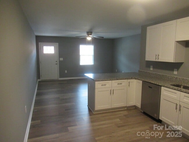 Building Photo - 143 Glen-Gar Dr