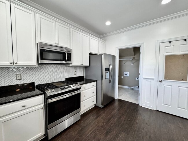Building Photo - A Block From The Beaches! Ready 09-21-26! Oversized Parking Pad, Pet Friendly!