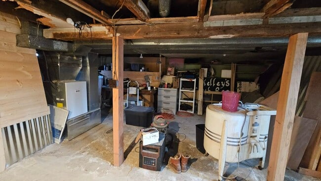 Building Photo - Large Corner Lot House