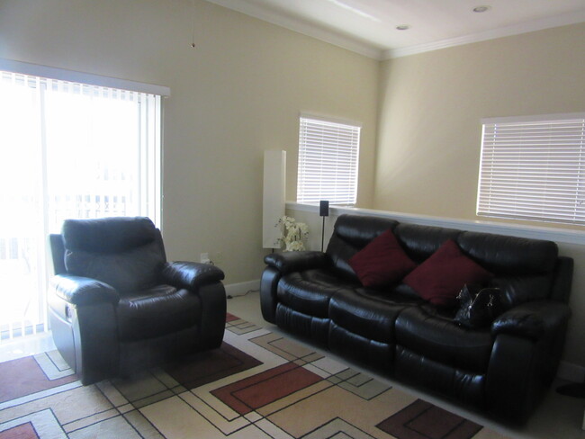 Building Photo - Lovely 3 BR / 2 BA Condo Located In Desira...