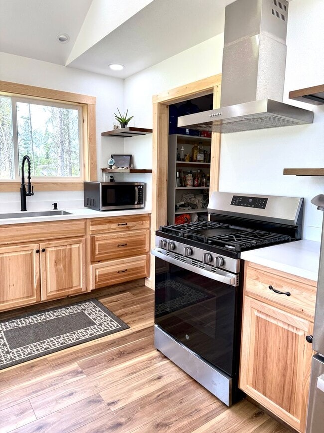 Building Photo - LIKE NEW K-BEACH HOME!