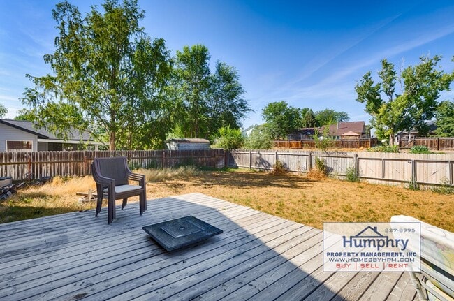 Building Photo - 3 Bedroom/2.5 Bathroom/2 Car Garage, 1,574 Sqft in the Landing Subdivision. Living Room/Dining Ro...