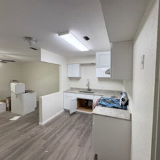 Building Photo - Beautiful newly remodeled 2/1 apartment!