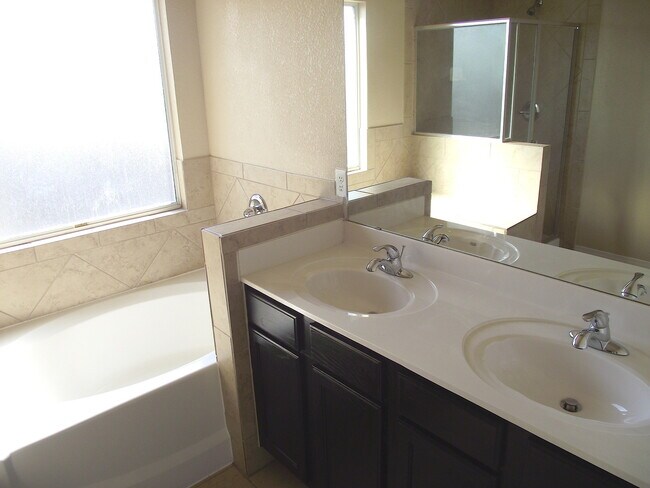 Building Photo - Sandstone Ranch Estates 4Bed/2.5bath Refri...