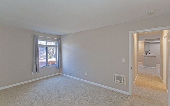 Building Photo - Lovely upstairs 2 bedroom Condo with Modern upgrades in Oceanside