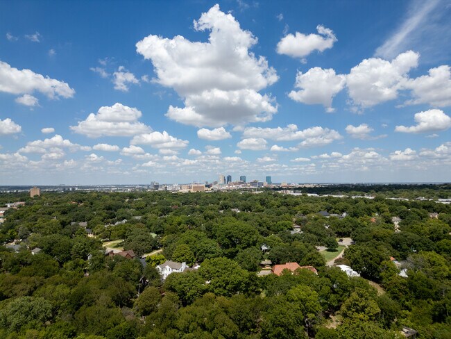 Building Photo - 2213 Park Hill Dr