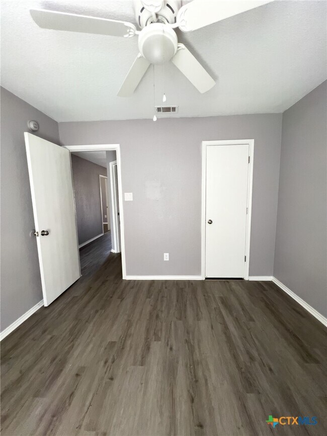 Building Photo - 2804 Alma Dr