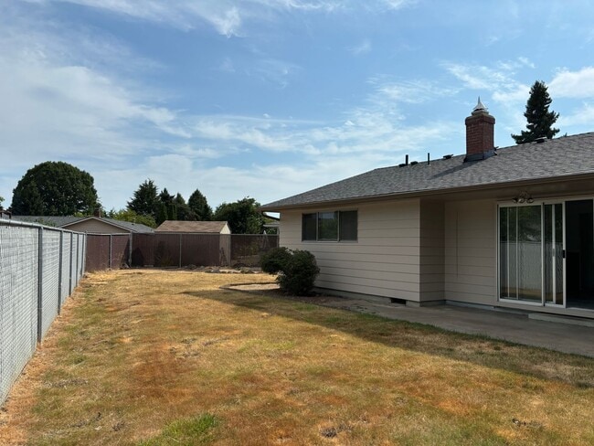 Building Photo - Three Bedroom House on a Cul-de-sac, Close...