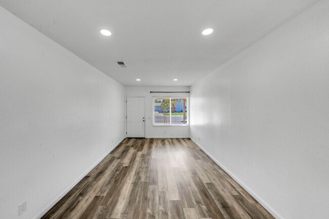 Building Photo - Updated Orangevale Duplex with Private Yard and Garage!
