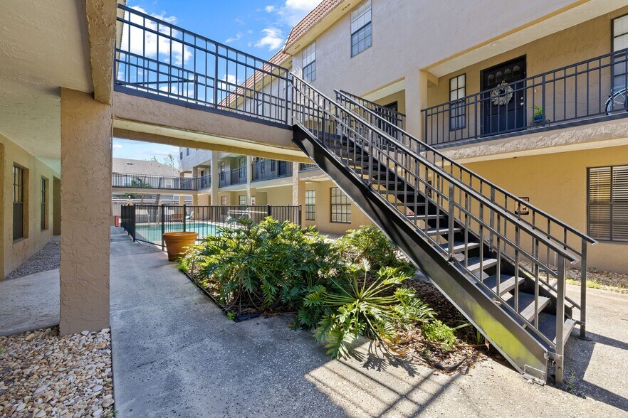 Building Photo - 210 S Habana Ave