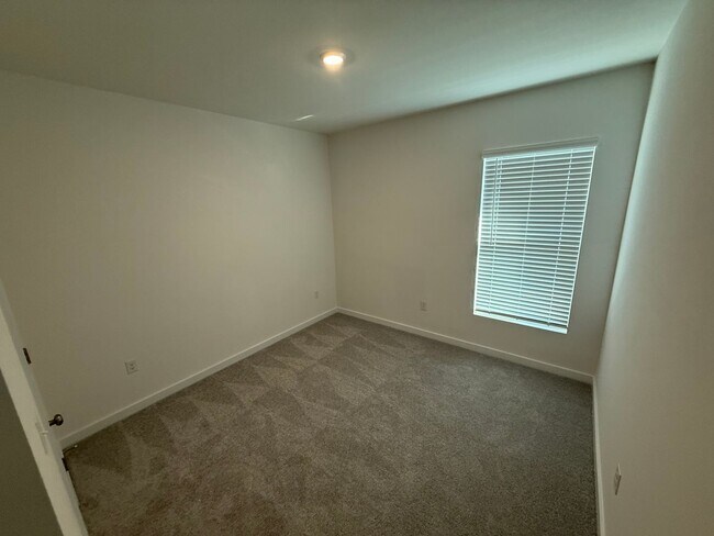 Building Photo - Free Wi-Fi for the first year! 4 Bed/2 Bat...