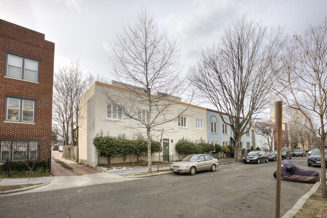Building Photo - 614 Elliott St NE